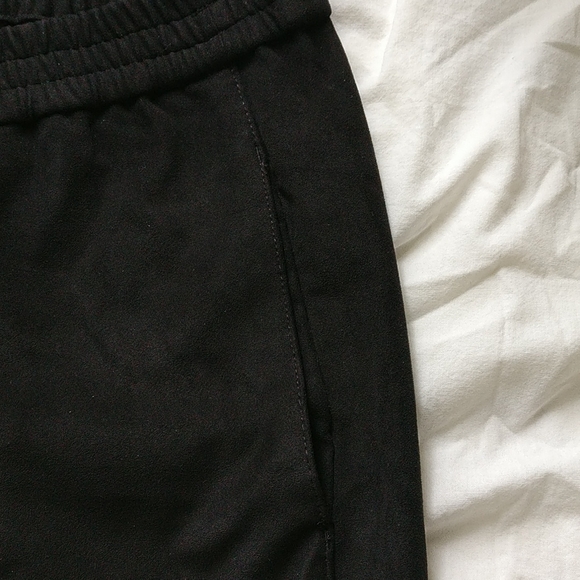 Aritzia Babaton black faux suede cropped jogger pants - Picture 4 of 10